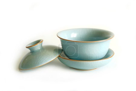 Téléchargez les photos : Teacup isolé sur fond blanc. Une tasse de thé antique. Tasse chinoise traditionnelle - en image libre de droit
