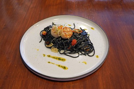 Foto de Espaguetis de tinta negra con vieiras, enfoque selectivo - Imagen libre de derechos