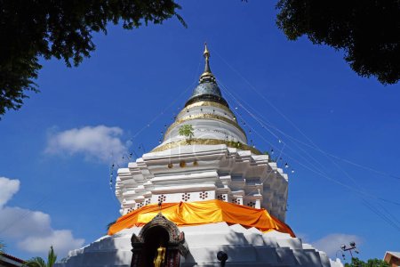 Téléchargez les photos : Le Stupa blanc (Chedi) de Wat Ket Karam, Chiang Mai Thaïlande - en image libre de droit