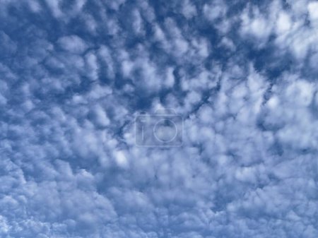 Téléchargez les photos : Ciel bleu d'hiver avec nuages blancs, fond et texture - en image libre de droit