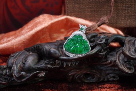 Pendentif bouddha souriant en jade verte impériale. Beaux bijoux de style chinois