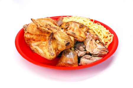 Gebratenes ganzes Huhn, gebratener Fisch und Nudeln isoliert auf weißem Hintergrund. Essen für die Anbetung alle chinesischen Fest, Chinesisches Neujahr, Gräber fegende Tage, Mitte Herbst oder Mondfest