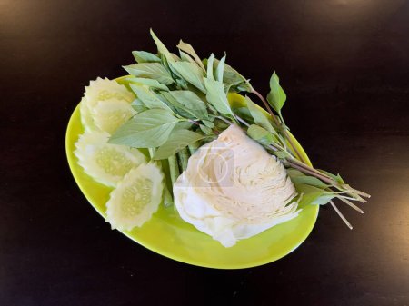 Téléchargez les photos : Plats de légumes frais servis avec Som Tam. Salade de Som tam ou de papaye verte thaïlandaise - en image libre de droit