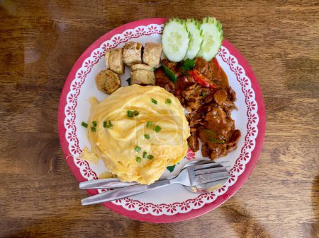 Thai Beef Curry (Panaeng neua) serviert mit Omelette, frittierten Hühnerrollen und Reis. Thailändische Küche