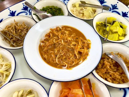Reisvermicelli mit Kokos-Curry-Sauce. Thai-Reisnudeln mit Erdnusssoße, serviert mit Gemüse. Berühmte Gerichte aus dem Süden Thailands
