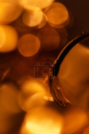Téléchargez les photos : Gros plan de miroir rond doré brillant en forme de pièce sombre avec des lumières incandescentes - en image libre de droit