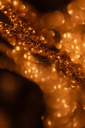 Foto de Primer plano de pila de confeti dorado brillante sobre fondo borroso - Imagen libre de derechos