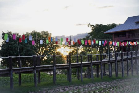 Téléchargez les photos : Pont en bois et des lanternes, des lanternes pendent pour décorer le pont en face du jardin dans le café Yangna. - en image libre de droit