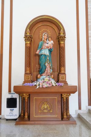 Foto de Buriram Tailandia, 13 de enero de 2024, Primer plano de la hermosa estatua de Nuestra Señora de la gracia virgen María en la iglesia, Tailandia. enfoque selectivo. - Imagen libre de derechos