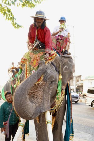 Téléchargez les photos : Peuple thaïlandais, défilé d'éléphants et de mahout Pavillon dans un temple wat par Lahansai, 31 janvier 2024, Buriram Thaïlande. - en image libre de droit