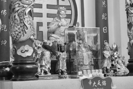 Téléchargez les photos : Guan Yu, Une statue du dieu chinois ou Guan yu assis sur une base au sanctuaire du pilier de Buriram City. Une divinité adorée dans le taoïsme ou le bouddhisme chinois, 8 février 2024, Buriram Thaïlande - en image libre de droit