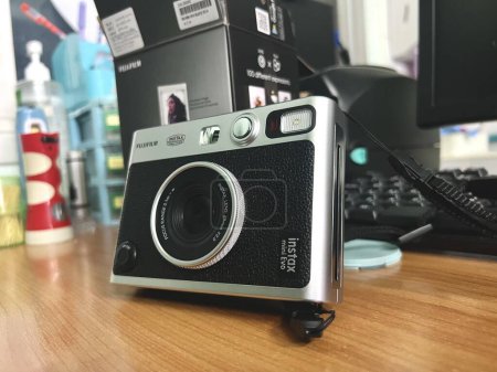 Foto de Fujifilm en su lugar mini Evo, cámara instantánea híbrida, 11 de febrero de 2024, Buriram Tailandia. - Imagen libre de derechos