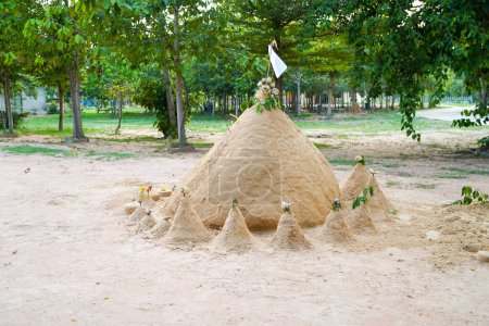 La actividad de Songkran es construir pagodas de arena en Wat Koksaad Buriram.