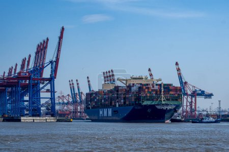 Téléchargez les photos : Hambourg, Allemagne - 04 17 2023 : Vue du porte-conteneurs HMM Southampton à Hambourg sur l'Elbe - en image libre de droit
