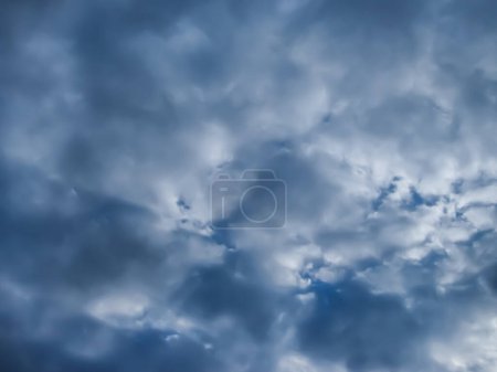 Dramatische Wolken am Himmel. Archivbild mit Gewitterwolken.