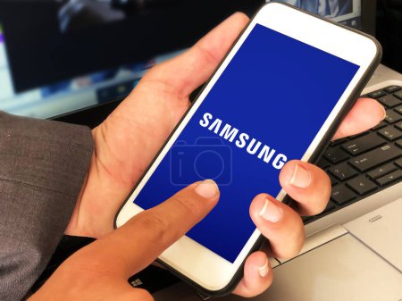 Foto de Samsung mobile editorial background with man touching on the screen - Imagen libre de derechos