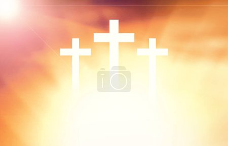 Foto de Fondo concepto religioso con espacio libre de copia y luz solar brillante con una cruz en el cielo. Fondo de pantalla concepto Día de la Ascensión - Imagen libre de derechos