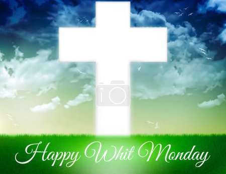 Téléchargez les photos : Happy Whit Monday fond design avec une croix blanche rayonnante dans le ciel et la typographie sur l'herbe. Concept religieux toile de fond - en image libre de droit