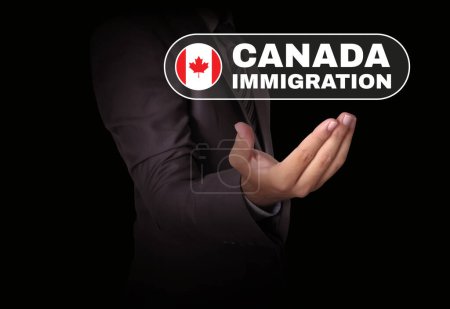 Foto de Canada Inmigración telón de fondo con la mano de una persona y la tipografía junto con la bandera. Inmigración a Canadá concepto de fondo - Imagen libre de derechos