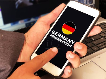 Téléchargez les photos : Immigration en Allemagne concept arrière-plan avec la personne demandant l'immigration en Allemagne sur mobile - en image libre de droit