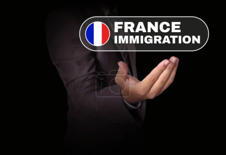 Téléchargez les photos : Immigration en France concept arrière-plan avec le design planant sur la main - en image libre de droit