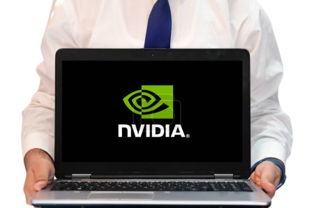 Téléchargez les photos : Nvidia sur fond de nouvelles éditoriales de technologie d'écran d'ordinateur portable avec la personne tenant l'ordinateur. Derniers GPU concept toile de fond - en image libre de droit