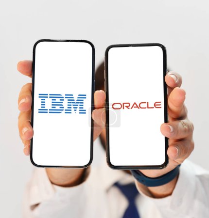 Téléchargez les photos : IBM Vs Oracle comparaison entre deux grands fabricants géants, fond éditorial technique. Oracle est célèbre pour le développement de logiciels, toile de fond éditorial - en image libre de droit