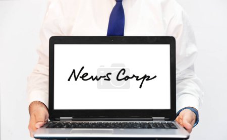 Téléchargez les photos : News Corp est une société américaine de médias de masse, écran d'ordinateur portable montrant logo fond éditorial - en image libre de droit