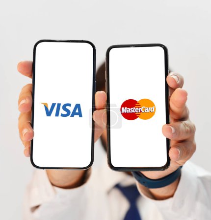 Téléchargez les photos : Visa Vs MasterCard Comparaison des prestataires de services de paiement, contexte rédactionnel fintech - en image libre de droit