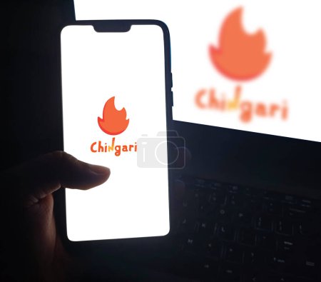 Foto de Plataforma de intercambio de vídeo Chingari se utiliza en el móvil, fondo editorial - Imagen libre de derechos