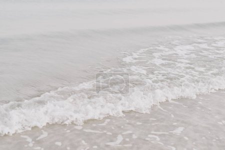 Téléchargez les photos : Eau claire à la plage. Fond de plage simple et minimaliste - en image libre de droit