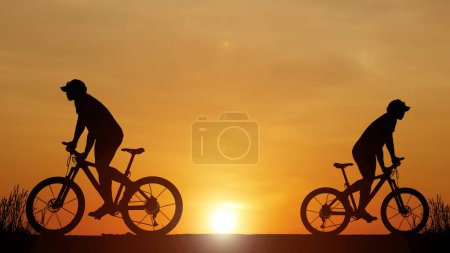 Foto de Silueta de ciclistas ejercitándose en el prado por la noche, concepto de salud fitness - Imagen libre de derechos