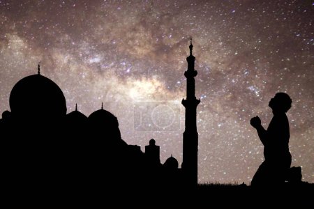 Téléchargez les photos : Silhouette de musulman priant dans la mosquée - en image libre de droit
