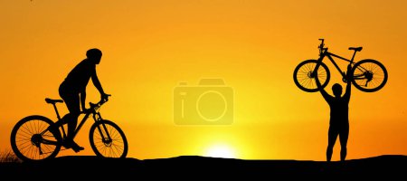 Téléchargez les photos : Silhouette de cyclistes faisant de l'exercice dans la prairie le soir, concept de soins de santé fitness - en image libre de droit