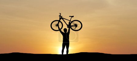 Foto de Silueta de ciclista ejercitándose en el prado por la noche, concepto de salud fitness - Imagen libre de derechos