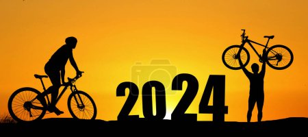 Téléchargez les photos : 2024 bienvenue, silhouettes cyclistes dans la prairie à vélo avec bonheur - en image libre de droit