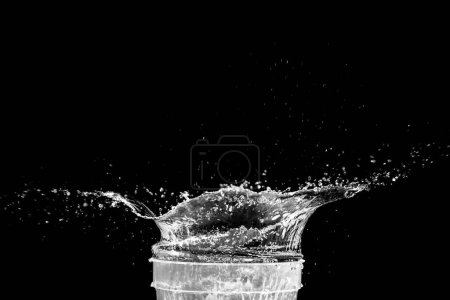 Foto de Salpicadura de agua sobre fondo negro para proyectos de decoración - Imagen libre de derechos