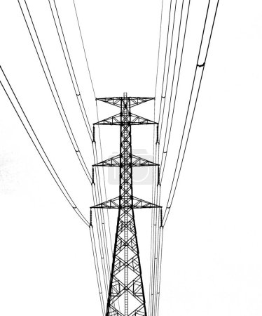 Foto de Silueta de torres de transmisión de alto voltaje sobre fondo blanco con trayectoria de recorte - Imagen libre de derechos