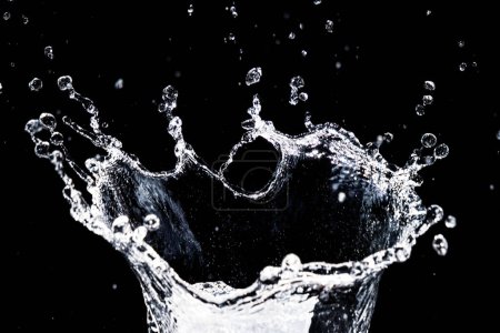Téléchargez les photos : Splashing water on a black background. water splash refreshing black background - en image libre de droit