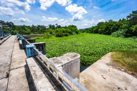 Téléchargez les photos : Bon concept de gestion de l'eau. Petit barrage en Thaïlande rurale Il y a de l'eau pour la saison sèche. - en image libre de droit