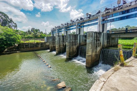 Téléchargez les photos : Bon concept de gestion de l'eau. Petit barrage en Thaïlande rurale Il y a de l'eau pour la saison sèche. - en image libre de droit