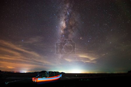 Téléchargez les photos : Ciel nocturne avec voie lactée - en image libre de droit