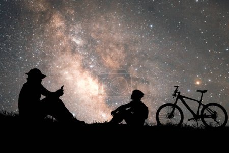 Téléchargez les photos : Silhouette de jeune homme et femme avec vélo - en image libre de droit