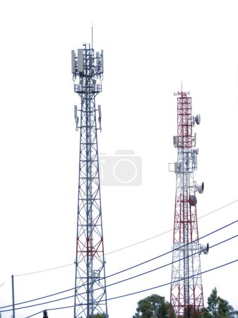 Foto de Torre de telecomunicaciones con antenas. la antena en el cielo. torre con antenas. antena del teléfono. - Imagen libre de derechos