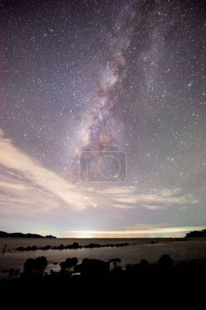 Foto de Vía láctea y estrellas en el cielo - Imagen libre de derechos