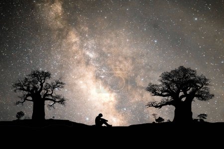 Téléchargez les photos : Silhouette d'un homme et fond du ciel étoilé - en image libre de droit
