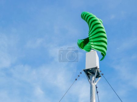 Foto de Turbina eólica verde vertical. Concepto de energía alternativa. Energía limpia. - Imagen libre de derechos