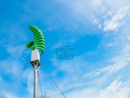Téléchargez les photos : Turbine éolienne de type vertical verte. Concept d'énergie alternative. Énergie propre. - en image libre de droit