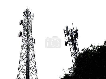Foto de Torres de antena de comunicación. torres de telecomunicaciones con antenas. torre de telefonía celular. torre de antena de radio. con la ruta de recorte - Imagen libre de derechos