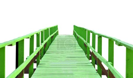 Foto de Puente de madera verde sobre fondo de color con camino de recorte fácil de trabajar en el proyecto - Imagen libre de derechos